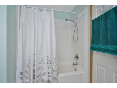 101 Old Boomer Road, Sylvan Lake, AB - Indoor Photo Showing Bathroom