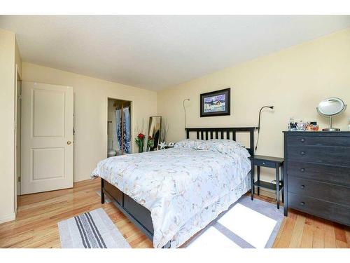 42-2821 Botterill Crescent, Red Deer, AB - Indoor Photo Showing Bedroom