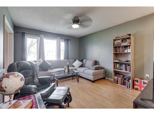 5107 61 Avenue, Ponoka, AB - Indoor Photo Showing Living Room