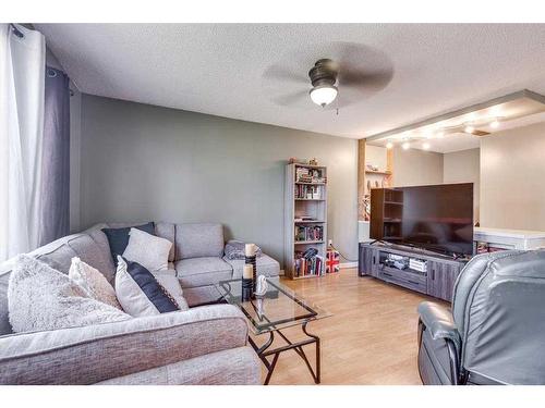 5107 61 Avenue, Ponoka, AB - Indoor Photo Showing Living Room