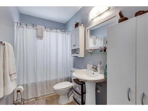 5107 61 Avenue, Ponoka, AB - Indoor Photo Showing Bathroom