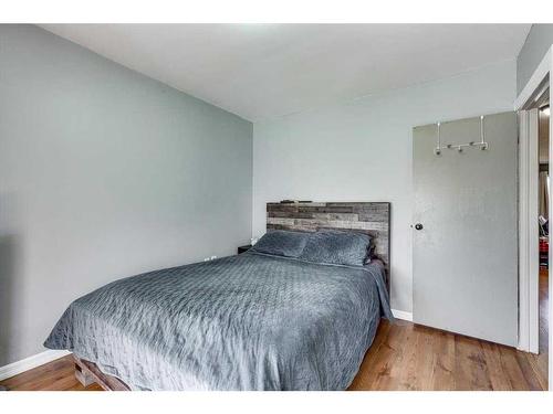 5107 61 Avenue, Ponoka, AB - Indoor Photo Showing Bedroom