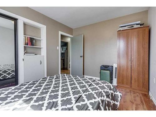 5107 61 Avenue, Ponoka, AB - Indoor Photo Showing Bedroom