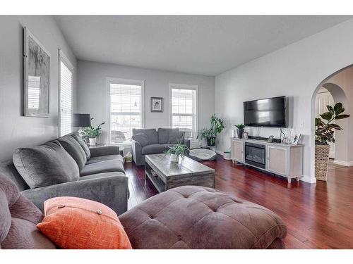 27 Vantage Crescent, Olds, AB - Indoor Photo Showing Living Room