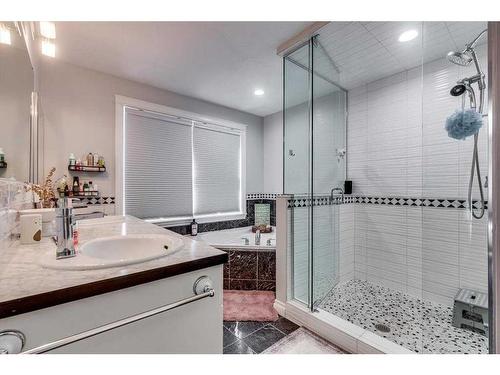 27 Vantage Crescent, Olds, AB - Indoor Photo Showing Bathroom
