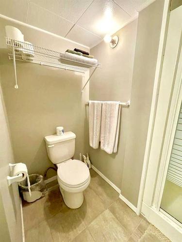 5708 47 Avenue, Camrose, AB - Indoor Photo Showing Bathroom