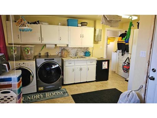 5302 50 Street, Castor, AB - Indoor Photo Showing Laundry Room