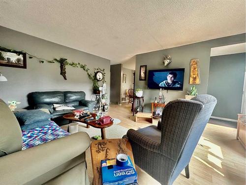 4909 50 Street, Sedgewick, AB - Indoor Photo Showing Living Room