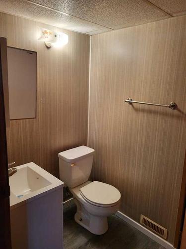 5808 West Park Crescent, Red Deer, AB - Indoor Photo Showing Bathroom