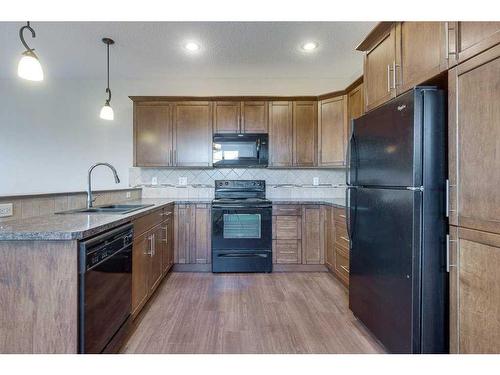 35 Shaw Close, Red Deer, AB - Indoor Photo Showing Kitchen