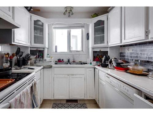 5024 48 Street, Innisfail, AB - Indoor Photo Showing Kitchen With Double Sink