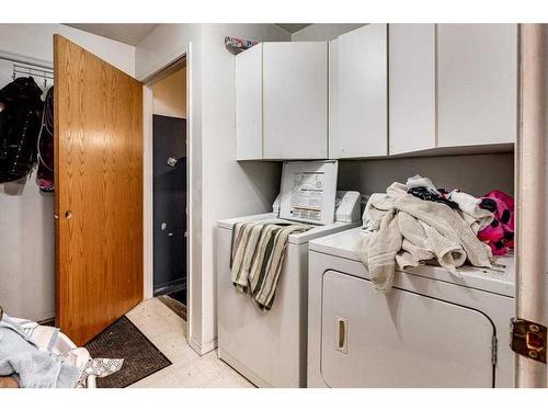 5024 48 Street, Innisfail, AB - Indoor Photo Showing Laundry Room