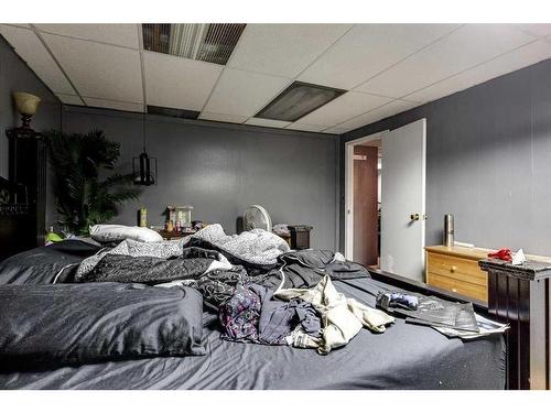 5024 48 Street, Innisfail, AB - Indoor Photo Showing Bedroom