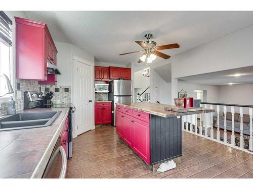 6002 44 Street Crescent, Innisfail, AB - Indoor Photo Showing Kitchen With Double Sink