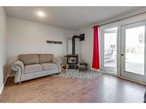 6002 44 Street Crescent, Innisfail, AB - Indoor Photo Showing Living Room