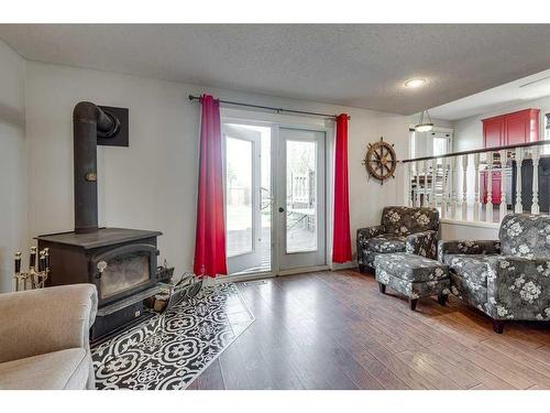 6002 44 Street Crescent, Innisfail, AB - Indoor Photo Showing Living Room