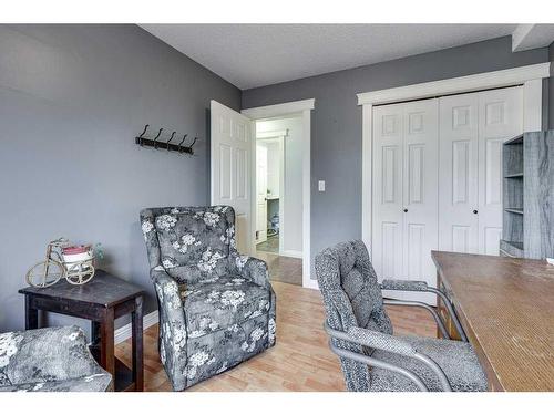 6002 44 Street Crescent, Innisfail, AB - Indoor Photo Showing Bedroom