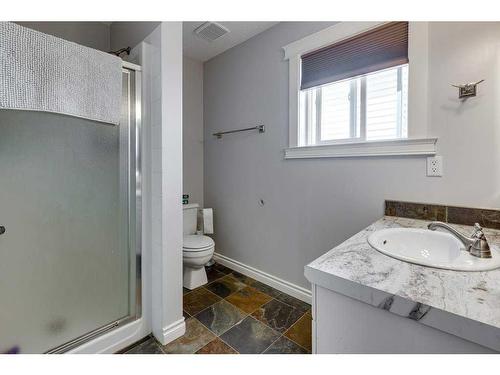 6002 44 Street Crescent, Innisfail, AB - Indoor Photo Showing Bathroom