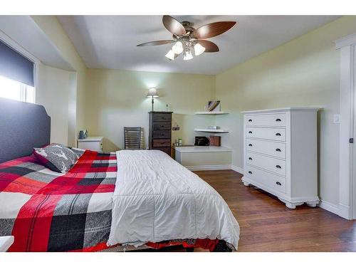 6002 44 Street Crescent, Innisfail, AB - Indoor Photo Showing Bedroom