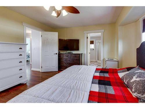 6002 44 Street Crescent, Innisfail, AB - Indoor Photo Showing Bedroom