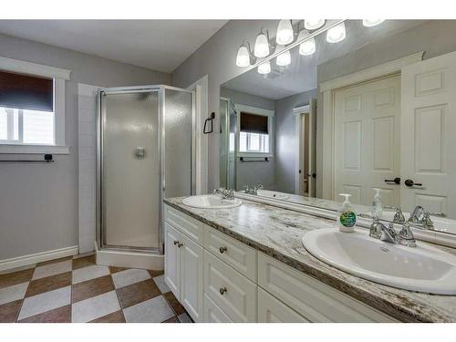 6002 44 Street Crescent, Innisfail, AB - Indoor Photo Showing Bathroom