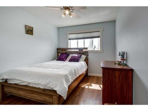 6002 44 Street Crescent, Innisfail, AB - Indoor Photo Showing Bedroom