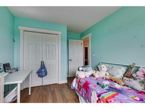 6002 44 Street Crescent, Innisfail, AB - Indoor Photo Showing Bedroom