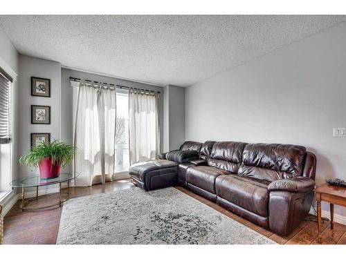 6002 44 Street Crescent, Innisfail, AB - Indoor Photo Showing Living Room