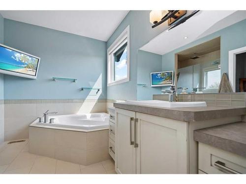 32 Connaught Crescent, Red Deer, AB - Indoor Photo Showing Bathroom