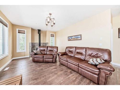 433014A Range Road 11, Rural Ponoka County, AB - Indoor Photo Showing Living Room