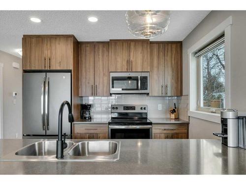 33 Lakeshore Dr, Grandview, AB - Indoor Photo Showing Kitchen With Double Sink