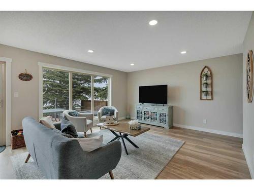 33 Lakeshore Dr, Grandview, AB - Indoor Photo Showing Living Room