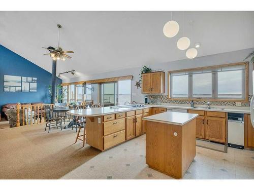 35 Lakeshore Dr, Grandview, AB - Indoor Photo Showing Kitchen