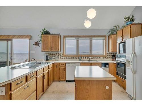 35 Lakeshore Dr, Grandview, AB - Indoor Photo Showing Kitchen With Double Sink