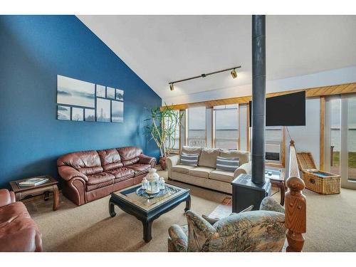 35 Lakeshore Dr, Grandview, AB - Indoor Photo Showing Living Room