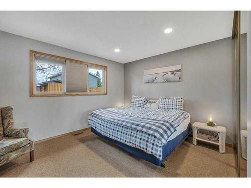 35 Lakeshore Dr, Grandview, AB - Indoor Photo Showing Bedroom