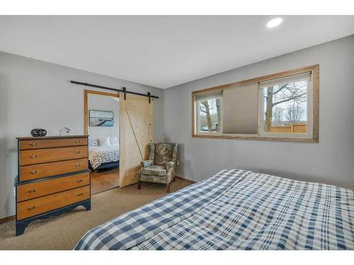 35 Lakeshore Dr, Grandview, AB - Indoor Photo Showing Bedroom