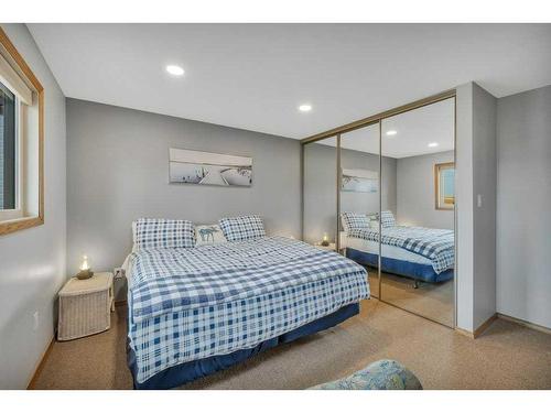 35 Lakeshore Dr, Grandview, AB - Indoor Photo Showing Bedroom