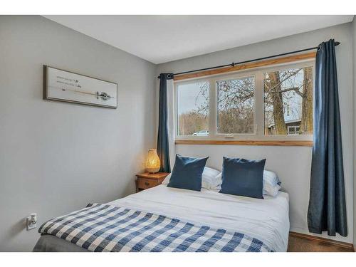 35 Lakeshore Dr, Grandview, AB - Indoor Photo Showing Bedroom