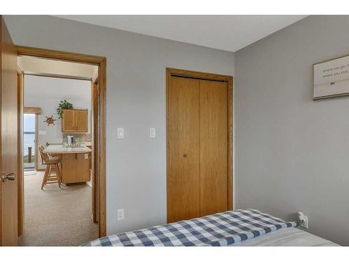 35 Lakeshore Dr, Grandview, AB - Indoor Photo Showing Bedroom