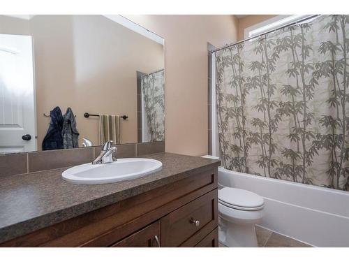 82 Mann Drive, Penhold, AB - Indoor Photo Showing Bathroom