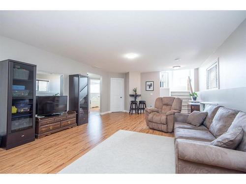 82 Mann Drive, Penhold, AB - Indoor Photo Showing Living Room