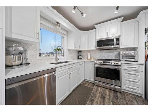 4304 68 Street, Stettler, AB - Indoor Photo Showing Kitchen With Upgraded Kitchen