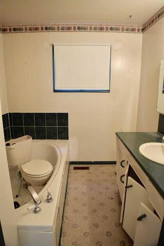 664 12 Avenue South, Carstairs, AB - Indoor Photo Showing Bathroom