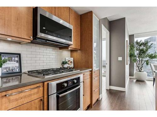 2504-1118 12 Avenue Sw, Calgary, AB - Indoor Photo Showing Kitchen With Stainless Steel Kitchen With Upgraded Kitchen