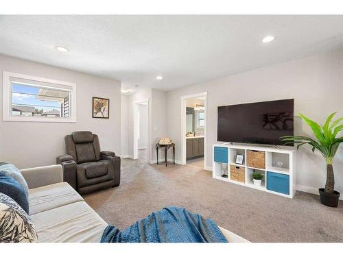 23 Crestbrook Link Sw, Calgary, AB - Indoor Photo Showing Living Room