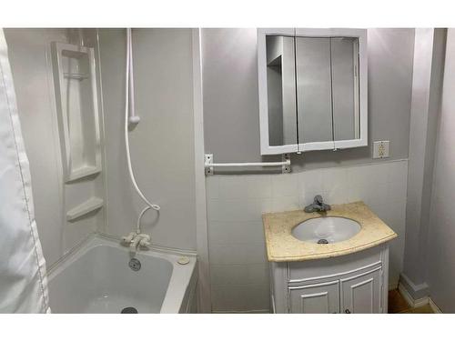 16 Oxbow Street, Red Deer, AB - Indoor Photo Showing Bathroom