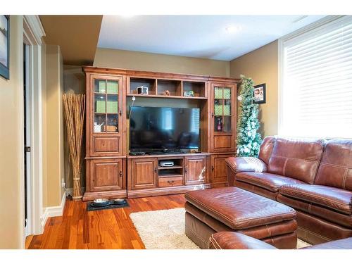 6 Ingram Close, Red Deer, AB - Indoor Photo Showing Living Room