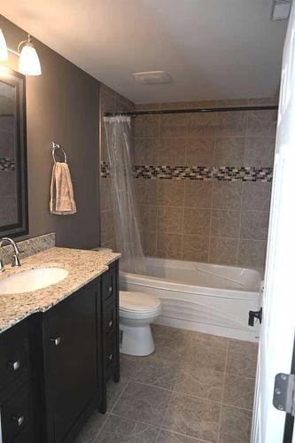 4104 26 Avenue Sw, Calgary, AB - Indoor Photo Showing Bathroom