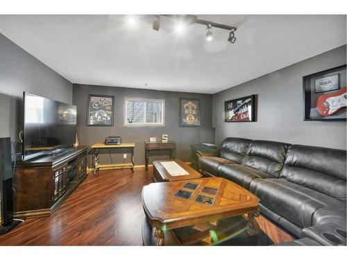 78 Westglen Boulevard, Blackfalds, AB - Indoor Photo Showing Living Room